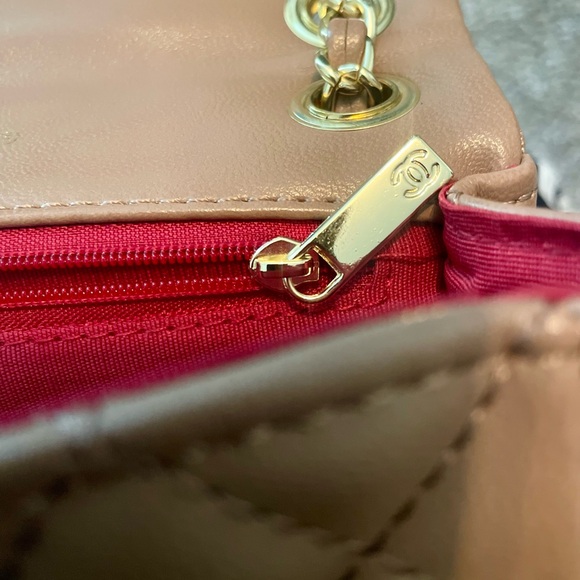 Tan Quilted Shoulder Bag with Gold CC Closure - Picture 7 of 14